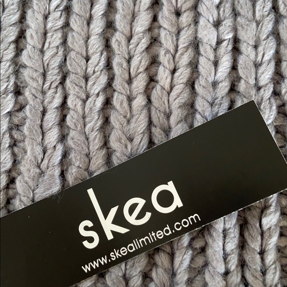 NEW Women’s SKEA knit hat grey with silver fur pom - Picture 3 of 5